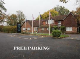 Trivelles Waterhall Country Gatwick Hotel & airport parking, hotell i Crawley