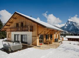 Modern chalet with hot-tub, sauna, 5 ensuite bedrooms, Hotel in Samoëns