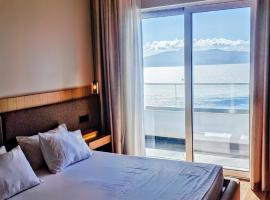 Sarandë में Sunset Shoreline Saranda - Sea View - Free Private Parking - Pool, सस्ता होटल