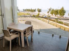 Seaside retreat for urban explorers above Mall, hotell i Maputo