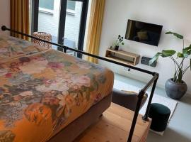 Luxurious appartement with sauna and kitchen in center of Dordrecht, hotel in Dordrecht