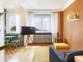 Elegant 1BR Apartment with Full Kitchen & Workspace