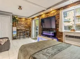 Your Perfect Brooklyn Escape With Fireplace - Comfortable Space, Close to Attractions, Easy Access to Manhattan