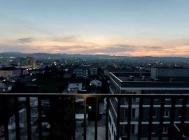 Modern apartment overlooking the city of Tirana – hotel w mieście Kamëz