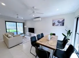 Theme Park Retreat Coomera 5 Beds Villa