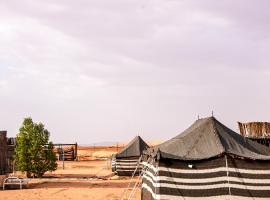 Wahiba Bedouin Rustic Camp, family hotel sa Al Mintirib