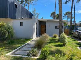 Casa Frente al Bosque Pinamar, hotel Pinamarban