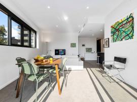 Modern art and Private Entrance & Plenty Free Parking, Hotel in Canberra