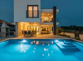 Brand new Villa Olivia 30m from the sea with heated pool and jacuzzi, hotel en Zaton