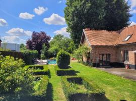 ferme de caractère avec piscine et cheminée, hotel with pools in Sainghin-en-Mélantois