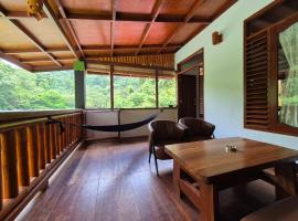 Sam's Bungalows And Treks, hotel en Bukit Lawang