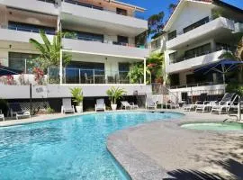 Chic 2 bdrm Poolside Apartment