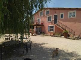 Le Pas du Loup, farm stay in Caumont-sur-Durance