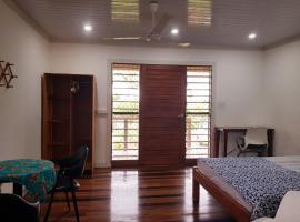 Lodge Whispering Coral, hotel i Port Vila