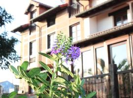 Posada La Cabaña De Salmon: Santillana del Mar'da bir otel