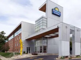 Days Inn & Suites by Wyndham Milwaukee