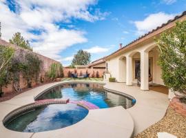 LUXURY VEGAS VILLA! CLOSE TO STRIP! Hot Tub, Heated Pool, Game Room, hotel en Henderson