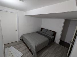 Fully furnished freshly renovated rooms ideal for students, workers and travellers in the neighbourhood of Ottawa-Gatineau, hotel in Gatineau