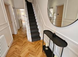 Wembley London lovely 6 bed House sleeps up to 14, hotel di London