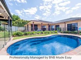 Lakeside Retreat - Pool, Close to Zoo & Golf Club