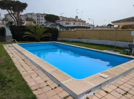 Chalet en Matalascañas con piscina y chimenea, ideal para familias y grupos, cerca de la playa