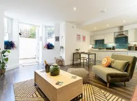 Esplanade Retreat - Stylish 1 Bed Apartment with Patio