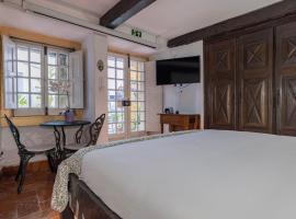 Small Cozy Bedroom in Palace Patio with Hot Tub and Snooker, hotell i Sintra