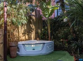 Unique Tiny Smart Home with Private Garden, Jacuzzi, PS5, Cinema Projector - Sintra WOW, hotel sa Sintra