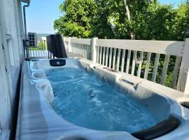 Relaxing Cityscape with Hot Tub