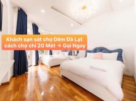 Khách Sạn DaLatView - Cách Chợ Đà Lạt Chỉ 20mét，位于大叻的酒店