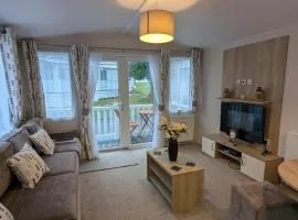 Modern and spacious holiday home at AWARD WINNING SHOREFIELD COUNTRY PARK ENTERTAINMENT PASSES INCLUDED DOG FRIENDLY!