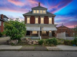 Cozy Renovated 19th Century Home, 5 Min to OSU!, tradicionalna kućica u gradu 'Columbus'