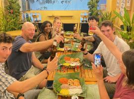 Saigon Authentic Hostel - FREE Alley Walking Tour, Fresh Daily Breakfast, Gym & Rooftop Billiard, hotel con estacionamiento en Ho Chi Minh