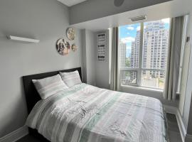 Home stay - Room with Yonge Street view and 3 Star Hotel Amenities، فندق في تورونتو