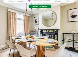 Beautiful 5 Bedroom 4 Bathroom House in W6 by Yoko Property - 10 minute's to Central London - Free Parking, Fast WiFi, Work Desks and SmartTVs with Disney and Netflix