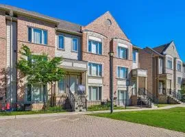 Central 3 Bedroom House in Mississauga with 2 Parkings