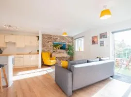 City Centre Escape with LARGE Terrace, Sleeps 7