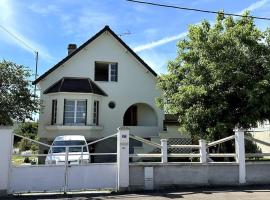 Charmante Maison avec Jardin à Troyes, hótel í Sainte-Savine