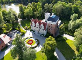 Zamek Topacz, hotel i Wrocław