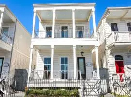 Private 3BR on Carondelet by Hosteeva