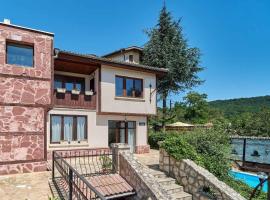 Super Cozy Villa with a Sea View and A Fireplace, hotel en Varna