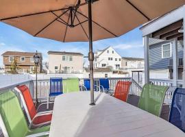 Seaside Getaway! 3 Blocks to Beach with Washer-Dryer, khách sạn ở Seaside Heights