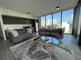 2BR, 2 Baths Lux Downtown Apt Heart of Austin with Amazing Views, Pool, & Gym