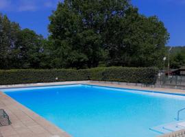 Charmant Bungalow avec piscine, kempingas mieste Yvoir