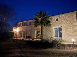 Le Logis de La Brumanderie - Saintes, hotel u gradu 'Fontcouverte'