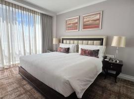 Luxury Residence at Taj Cape Town - Top Corner Apartment with Balcony - Newly Renovated، فندق في كيب تاون