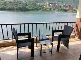 Infinity Lake View Studio, hotel em Lavasa