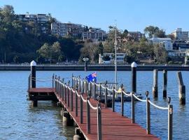 DirectWaterfront HugeLand PrivateBeachJetty FullAirCon Unique 4BR on the River, hótel í Brisbane