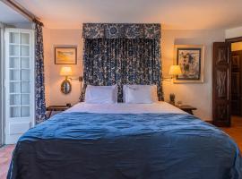 Giant Bedroom, Hot tub, PS5, in Historical Sintra Center inside 17th century Palace, hotell i Sintra