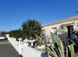 Chambre lit double dans pavillon , chez Lilyanne, hotel v mestu Tonnay-Charente